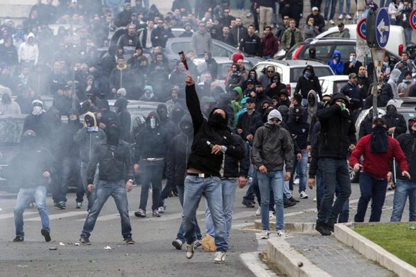 calcio tifosi scontri