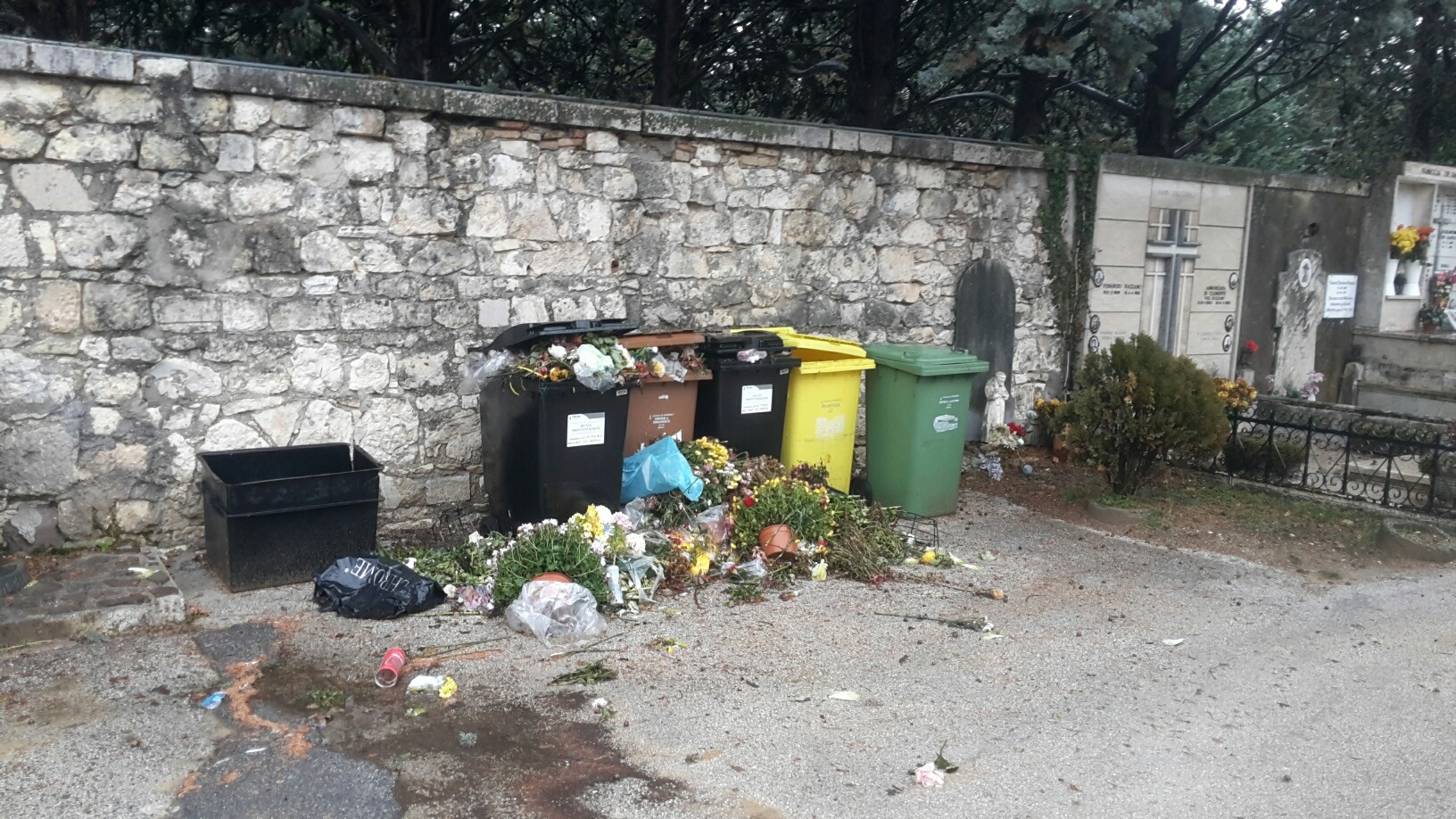rifiuti cimitero